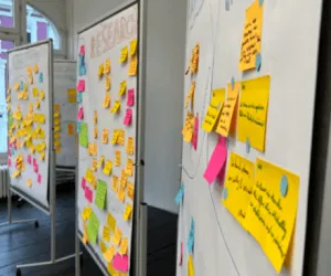 Foto von Whiteboards, auf dem beschriftete Workshop-Postits geklebt sind