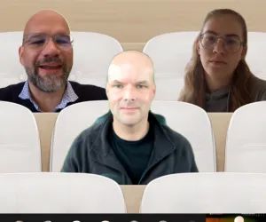 Foto von Danny Tittel im virtuellen Vorlesungsraum, der als Gast-Dozent am Campus München der Macromedia Hochschule mit praktischen Tipps und Workflows um das Thema 