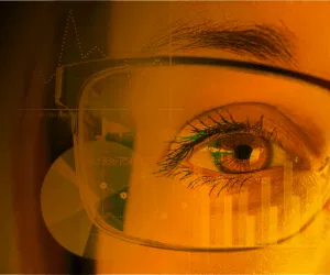 Foto zum Thema Augmented Reality, wo eine Frau mit Augmented Reality Brille in Nahaufnahme gezeigt wird