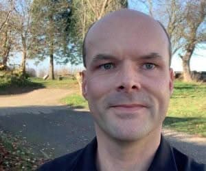 Foto von Danny Tittel, in dem er im Video zum Thema spricht "Live Online-Webinar KOMPAKT: UX & SEO-Ranking – Mit glasklarem Nutzerkonzept jetzt bei Google punkten!"