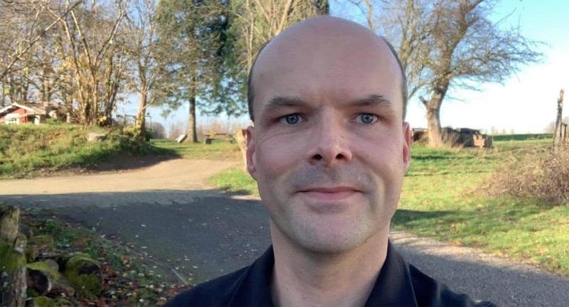 Foto von Danny Tittel, in dem er im Video zum Thema spricht "Live Online-Webinar KOMPAKT: UX & SEO-Ranking – Mit glasklarem Nutzerkonzept jetzt bei Google punkten!"